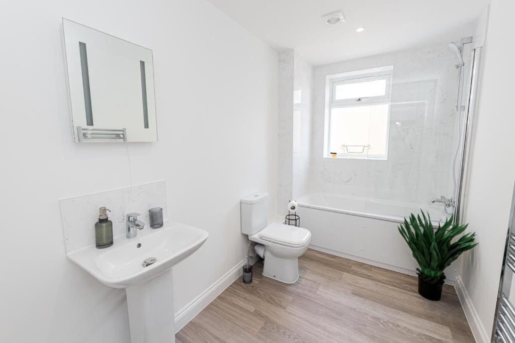 Bournecoast - Stylish Flat With Balcony - Sea Glimpses - 10 Min Walk To Beach - Parking - Wifi - Fm8405 Bournemouth Exterior foto