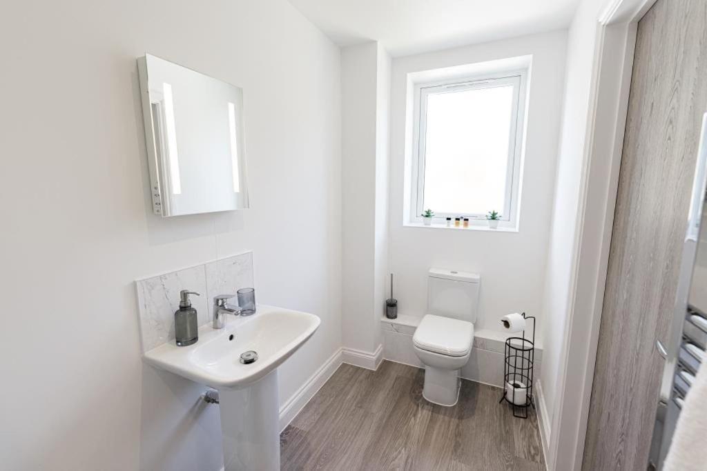 Bournecoast - Stylish Flat With Balcony - Sea Glimpses - 10 Min Walk To Beach - Parking - Wifi - Fm8405 Bournemouth Exterior foto