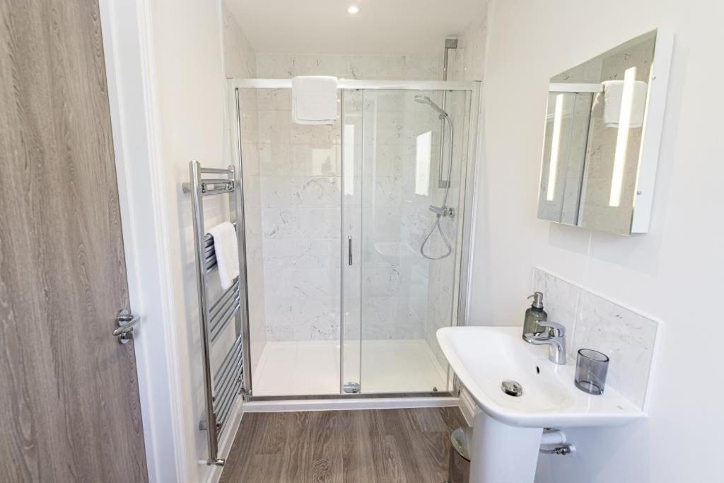 Bournecoast - Stylish Flat With Balcony - Sea Glimpses - 10 Min Walk To Beach - Parking - Wifi - Fm8405 Bournemouth Exterior foto