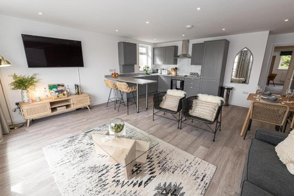 Bournecoast - Stylish Flat With Balcony - Sea Glimpses - 10 Min Walk To Beach - Parking - Wifi - Fm8405 Bournemouth Exterior foto