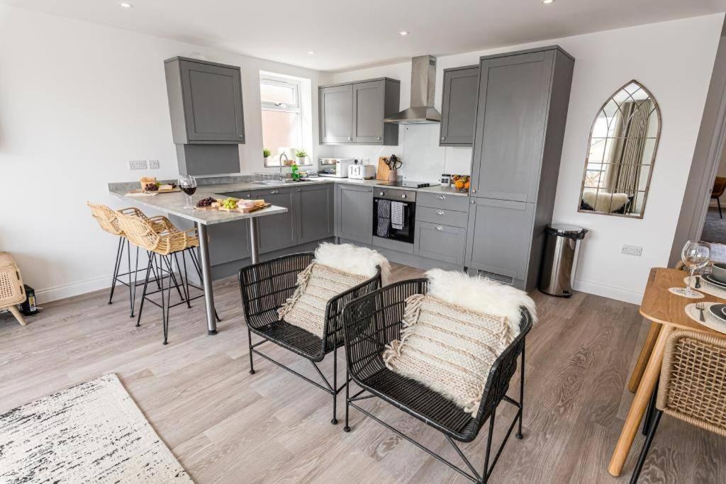 Bournecoast - Stylish Flat With Balcony - Sea Glimpses - 10 Min Walk To Beach - Parking - Wifi - Fm8405 Bournemouth Exterior foto