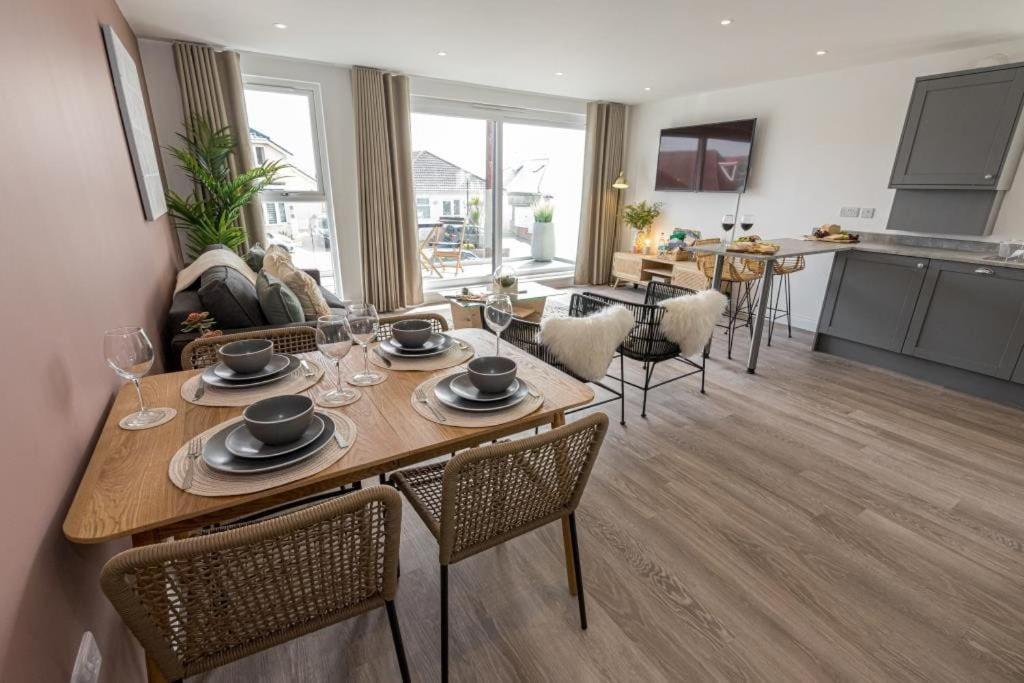 Bournecoast - Stylish Flat With Balcony - Sea Glimpses - 10 Min Walk To Beach - Parking - Wifi - Fm8405 Bournemouth Exterior foto