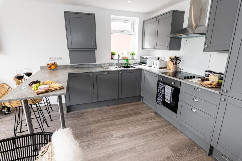 Bournecoast - Stylish Flat With Balcony - Sea Glimpses - 10 Min Walk To Beach - Parking - Wifi - Fm8405 Bournemouth Exterior foto
